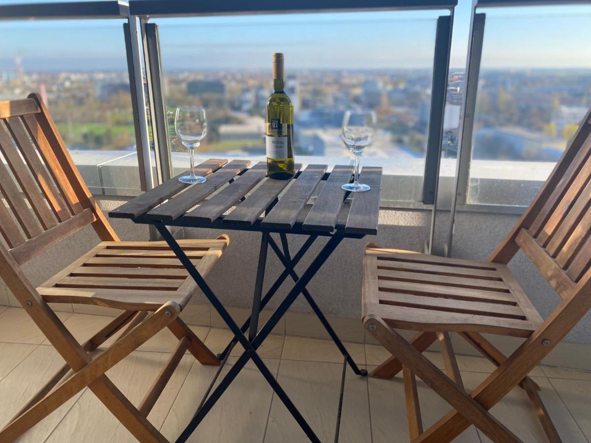 Apartamento Fantastic View From The 20Th Floor Bratislava Exterior foto